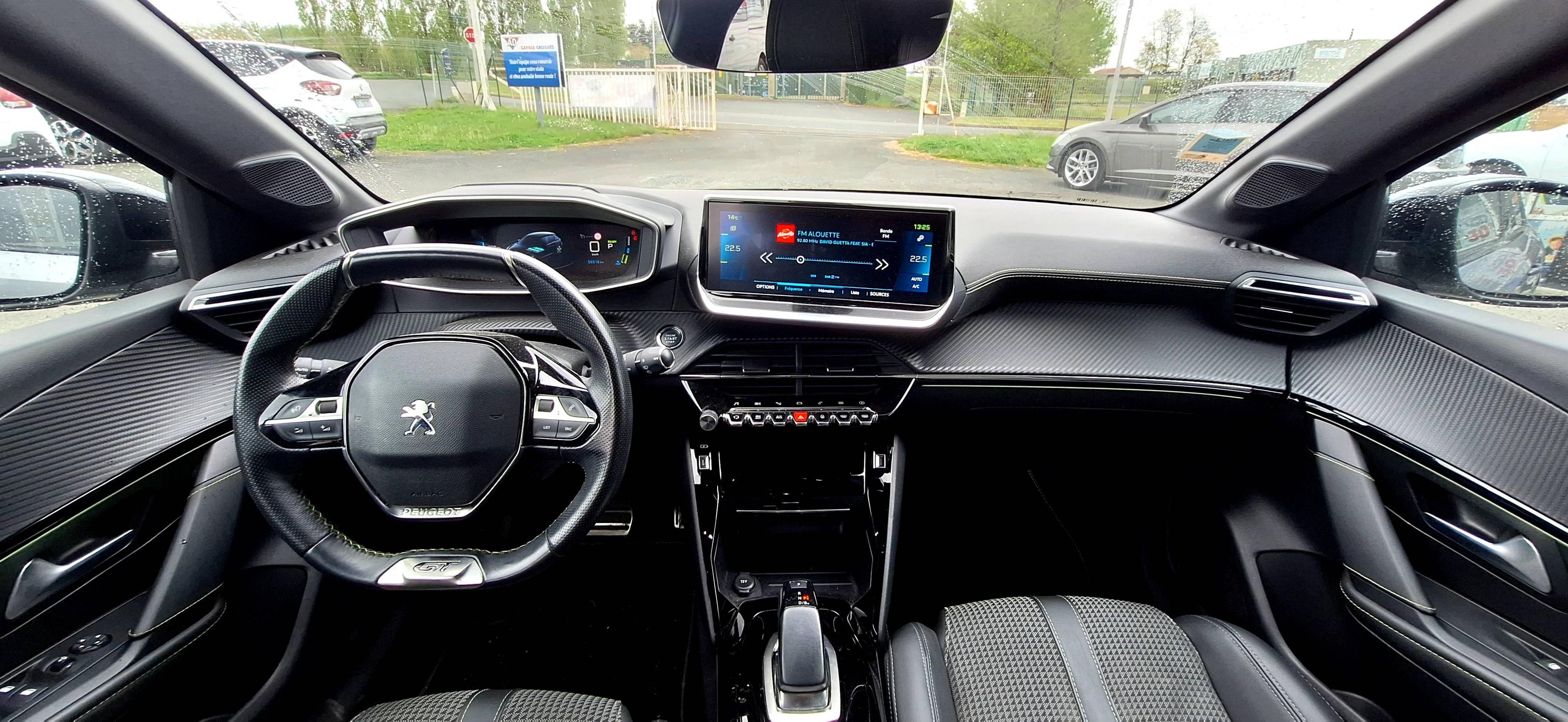 PEUGEOT 208