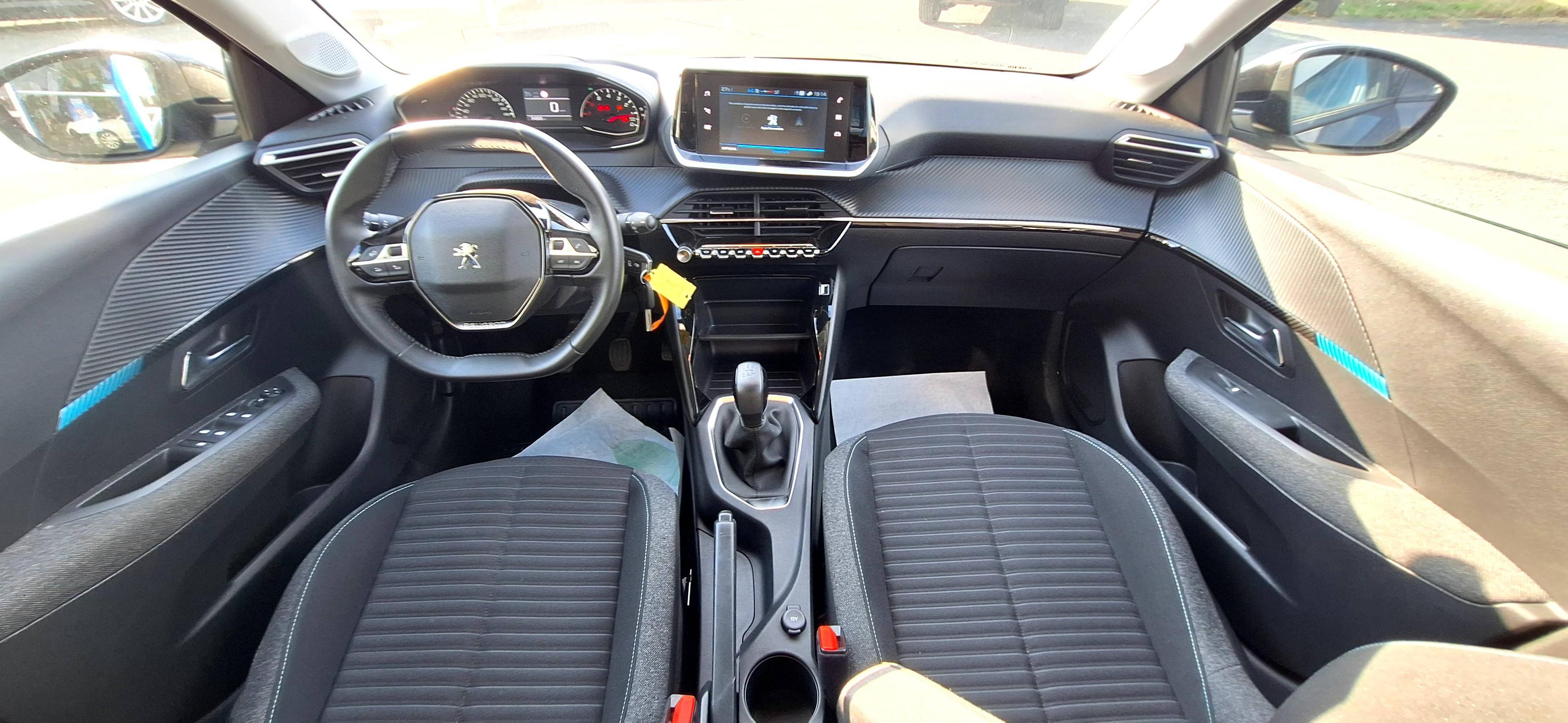 PEUGEOT 208