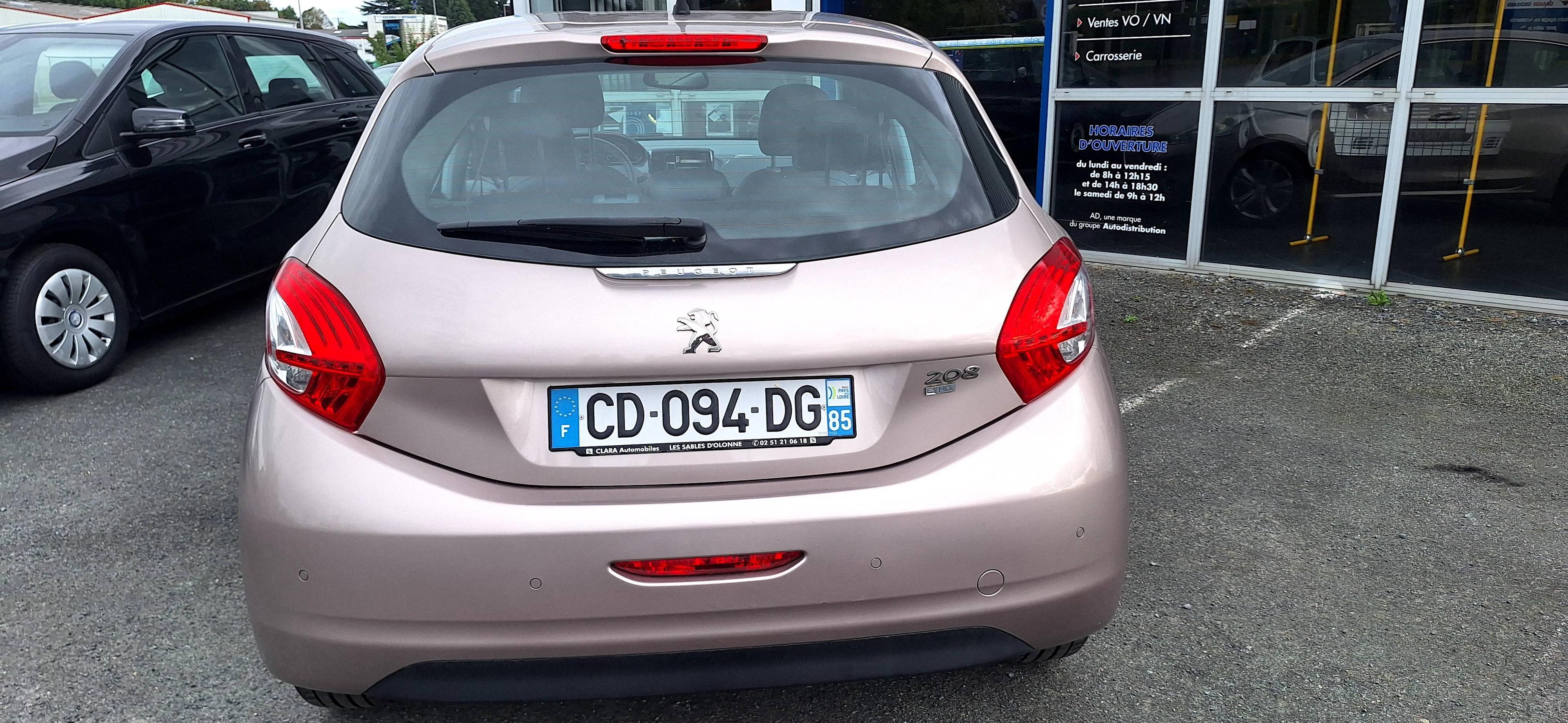 PEUGEOT 208