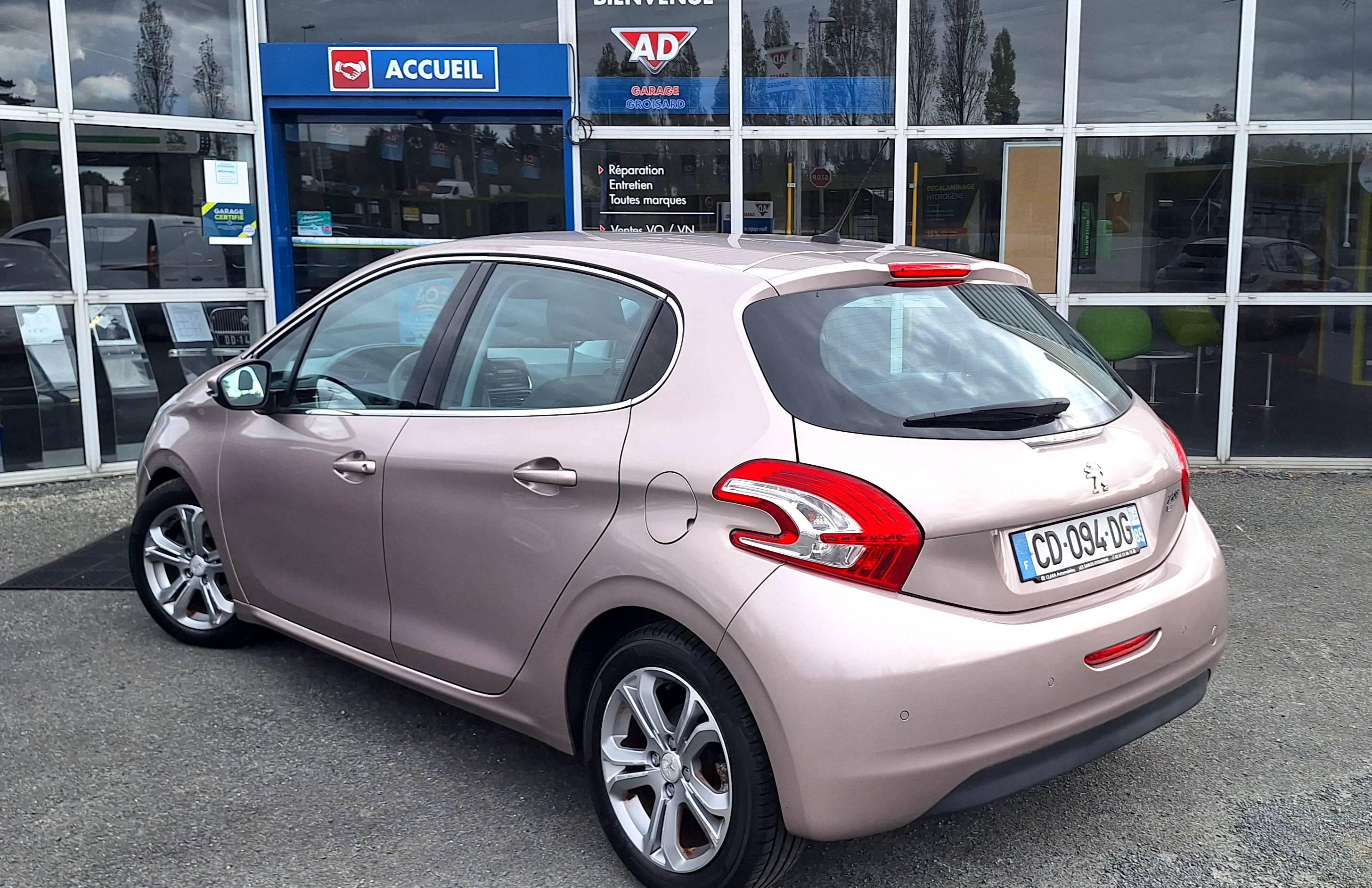 PEUGEOT 208